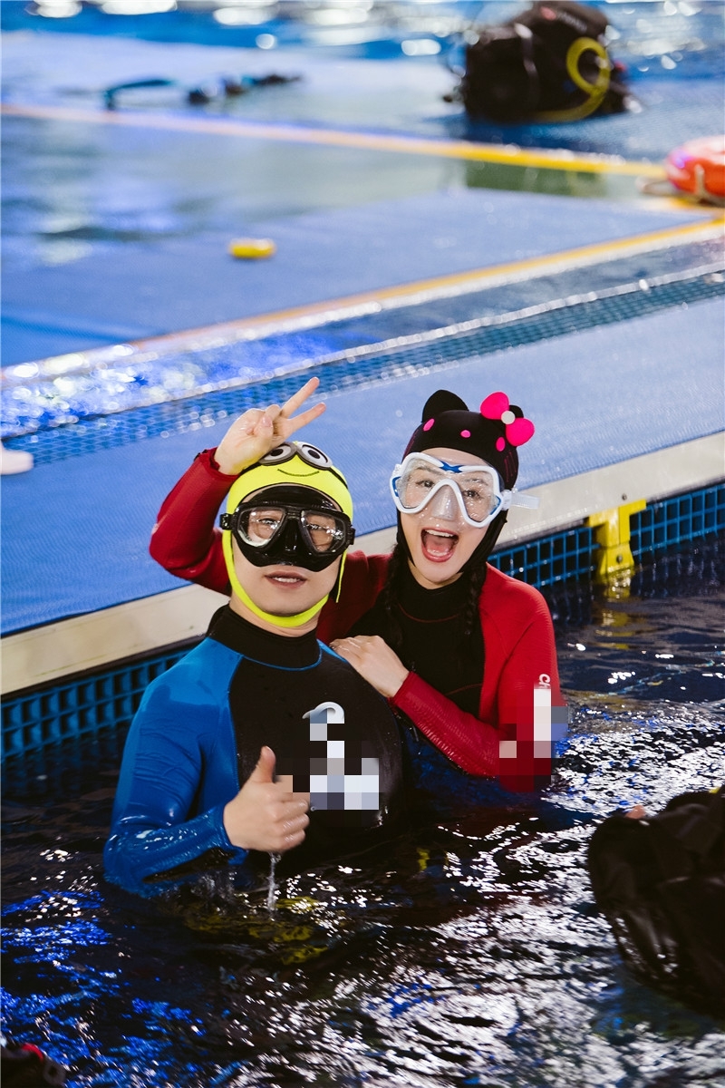 章子怡戴Kitty头套尽显反差萌  与汪峰搞怪撒糖