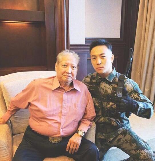 67岁洪金宝近照曝光，须发皆白拄拐亮相，昔日功夫巨星如今这样了