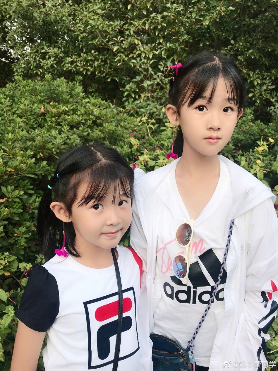 陆毅妻女游动物园 贝儿戴鲜花耳坠与妹妹合影乖巧十足