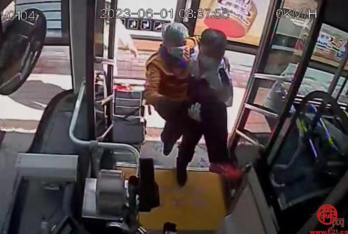 老人腿脚不便，济南公交司机抱其上下车