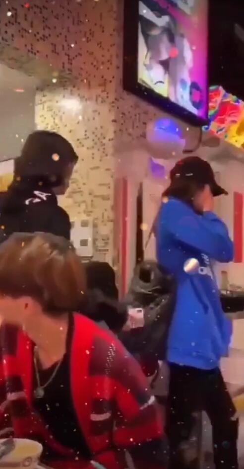 鹿晗关晓彤穿情侣装吃火锅，一前一后包裹严实低调现身