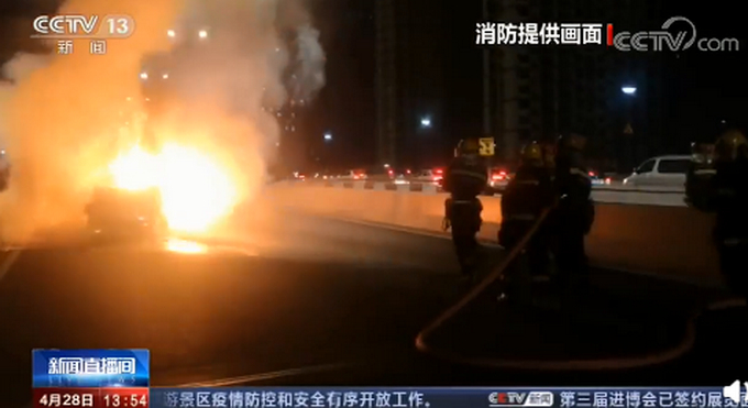 点赞！浙江杭州上百辆私家车教科书式让道，消防车顺利通过