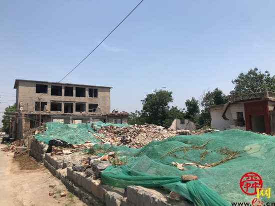 【啄木鸟在行动】济南市历城区102省道锦平一村附近有建筑垃圾防尘网覆盖不全