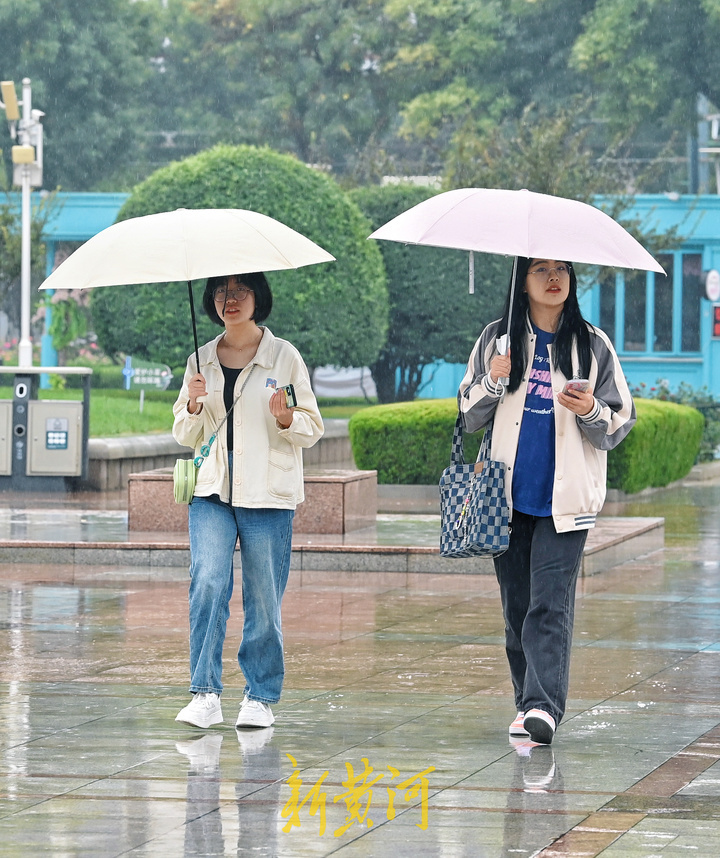 国庆假期首日泉城迎雨，游人雨中漫步泉城广场