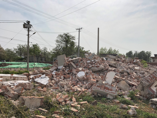 啄木鸟在行动：220国道东风渡槽西侧路南大量渣土裸露