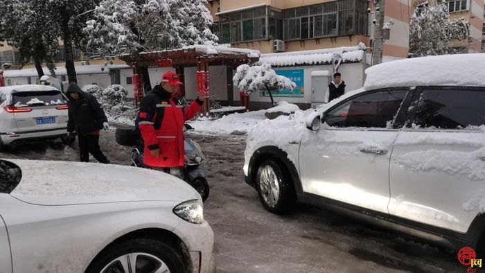 “踏”冰“浴”雪，逆行守护！历下区各部门各街道连夜奋战在扫雪破冰一线