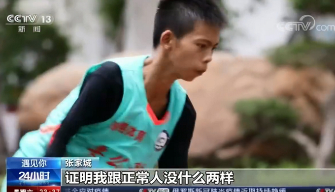 【加油】篮球少年张家城2年练坏7双球鞋：证明我跟正常人没什么两样