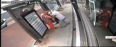 济南八旬大爷向公交车挥手致谢  只为驾驶员的一个善举