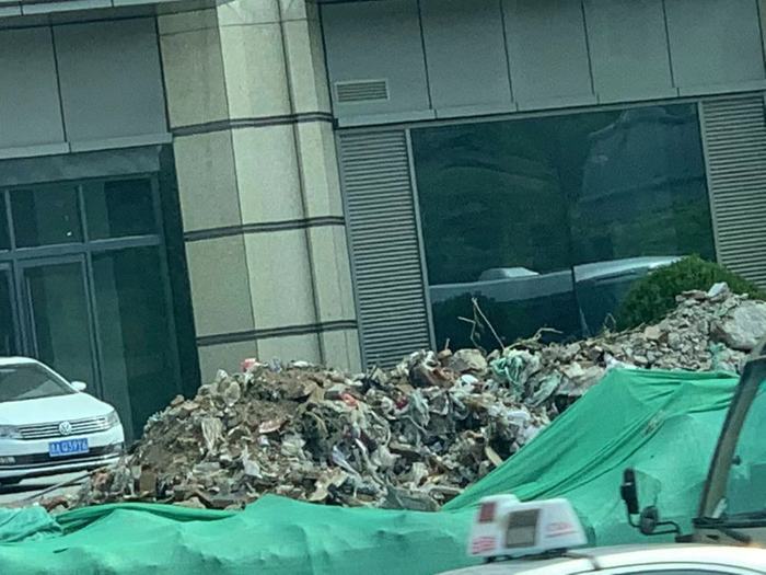 【啄木鸟在行动】济南邮政大厦东临渣土覆盖不全