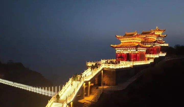 “脚尖贴脚后跟”！游客9块9夜爬古武当山被挤爆