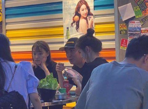 甜仇疑似发文官宣与王思聪分手|热搜第一!甜仇疑似发文官宣与王思聪分手 果然是铁打的校长,流水的网红