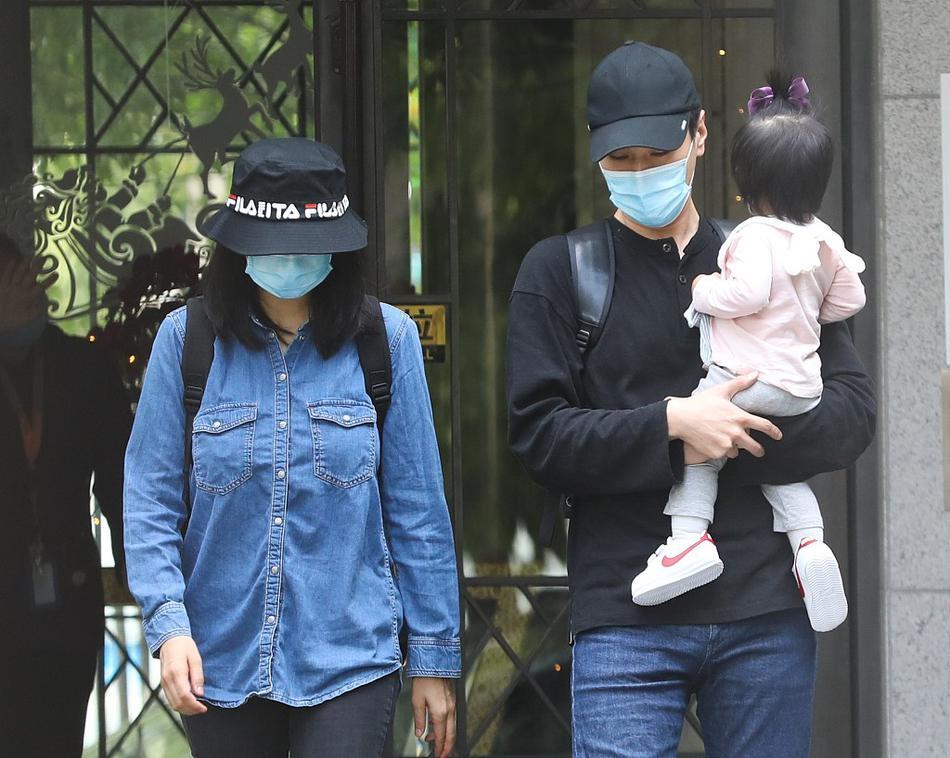 是不是有二胎了?赵又廷高圆圆一家三口现身 高圆圆产女1年还未恢复