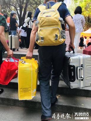 开学季少不了父亲的肩头、母亲的臂弯！记者直击山师迎新现场