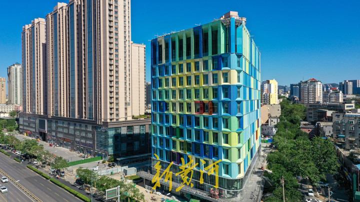 济南街头这个三角形星空大楼火了，楼身共有25种颜色