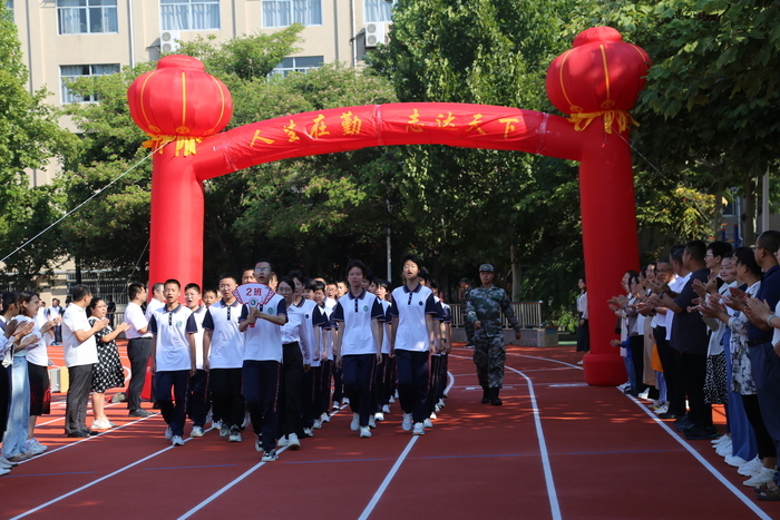 “新新向荣”济南市历城第五中学军训“大片”拉开新学期序幕