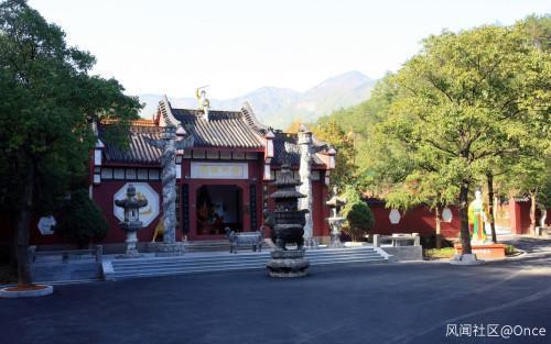 湖南5A级景区现魔性黄盖雕像|辣眼睛!湖南5A级景区现魔性黄盖雕像姿势亮了 雕像十分粗糙质量低劣