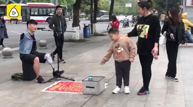 成年人的世界没有容易二字！大叔深夜坐马路中崩溃哭诉，连说”生活太难太累”