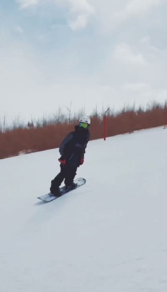 王源雪场滑雪摔倒 趴倒在地一路俯冲一不小心蛙了个泳