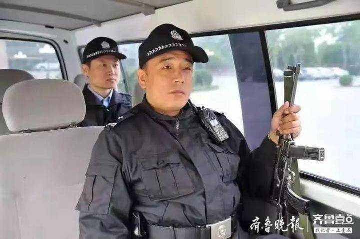 铁血刑警！面对亡命徒他冲在前，第一时间将人质护在身后