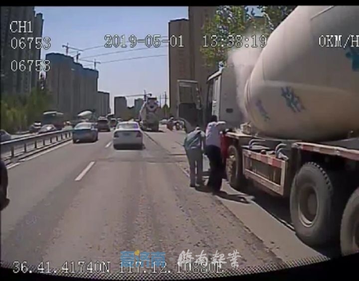 罐车突燃！紧急时刻，驾驶员提着灭火器冲向前