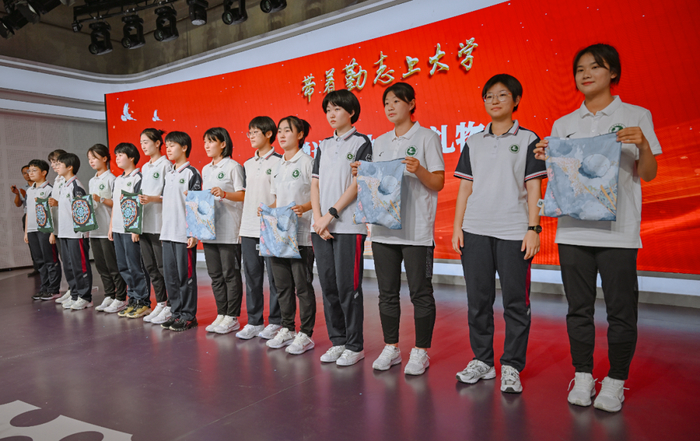 她们上大学啦！历城二中欢送毕业女足队员