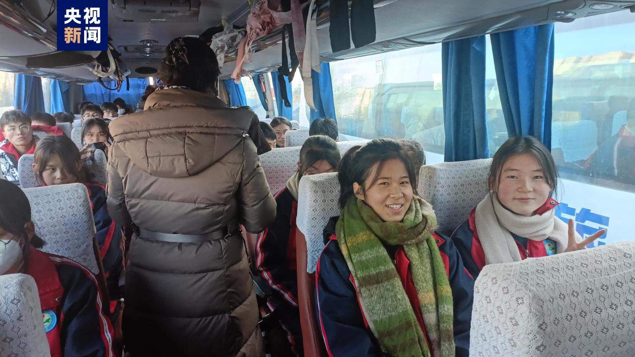 甘肃积石山地震灾区第二批800余名高三学生前往异地复学