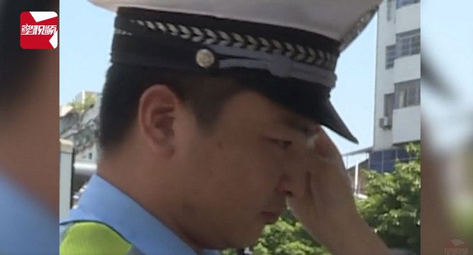 违章女孩给开罚单的交警擦汗：你开你的罚单，我擦我的汗