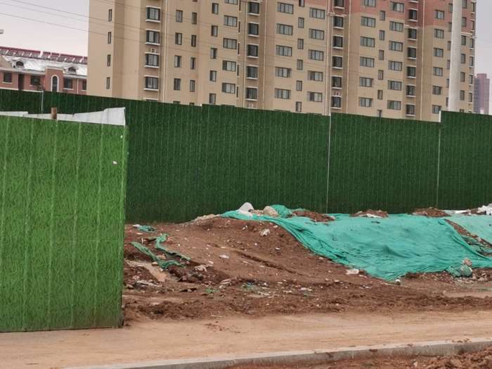 【啄木鸟在行动】鲍山花园北区与飞跃大道交汇处有大片施工地渣土未覆盖完全