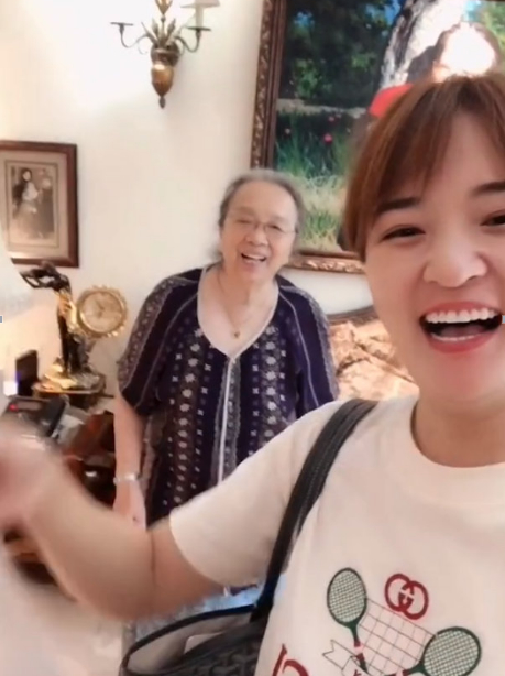 李明启孙女分享视频 83岁的容嬷嬷依然精神抖擞笑容和蔼