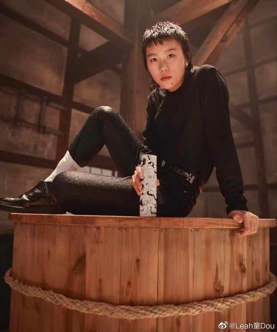 厕所|窦靖童厕所自拍好嗨 自曝将发新专辑获粉丝表白