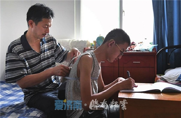 济南一初中生患耳疾 家境不好修“耳朵”遇难题