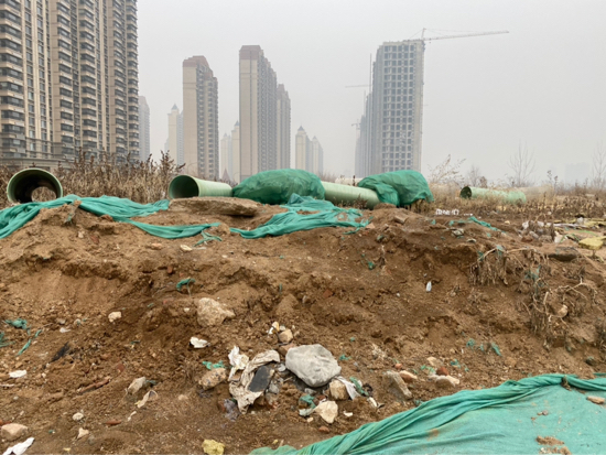 【啄木鸟在行动】兴福寺南路和东营西路交叉口建筑垃圾裸露