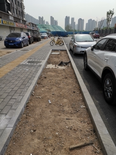 啄木鸟在行动：腊山河东路与青岛路交叉口绿化带渣土裸露未覆盖