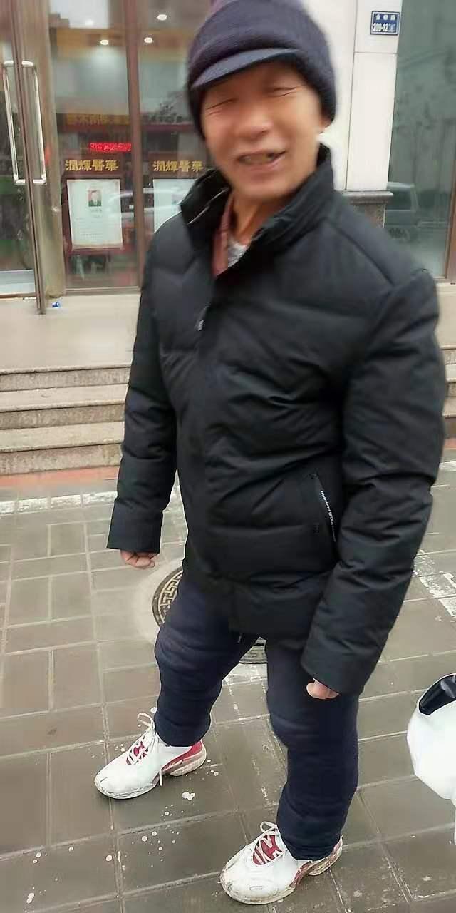 河南300名大学生众筹为露宿老人租房：想给他一个家