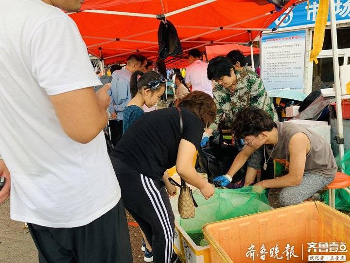 济南海鲜市场人挤人！早上八点已没车位，商贩下午三点半才吃午饭