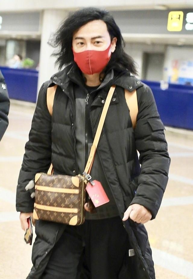 气质颓废！陈志朋机场造型神似犀利哥，名牌包背成地摊货