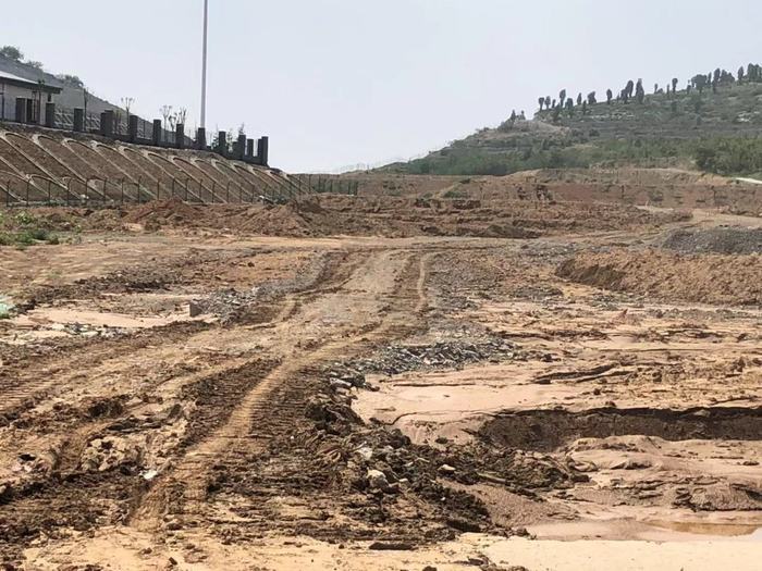 【啄木鸟在行动】平阴青兰高速下渣土未覆盖防尘网