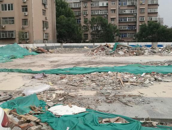 【啄木鸟在行动】历城区工业南路化纤厂路路口西北角大量建筑垃圾裸露