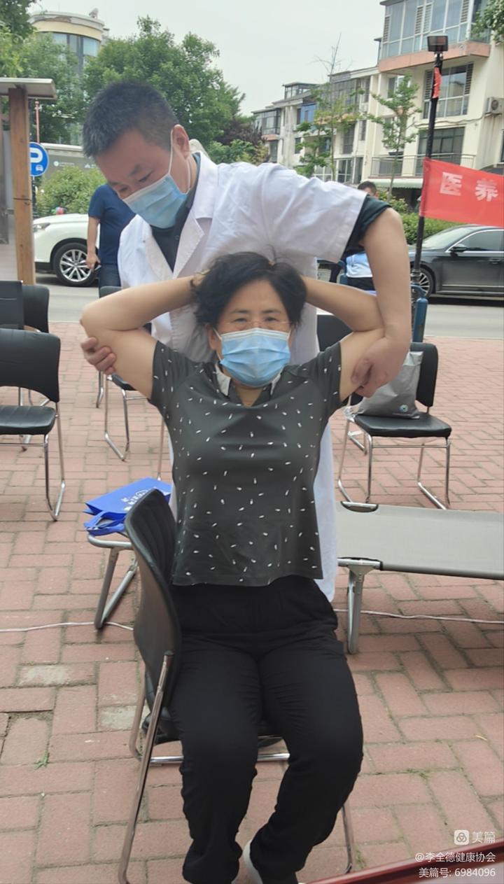 送健康“暖人心”！济南市健康保健行业协会义诊活动走进美里湖街道绿岛颐年苑社区