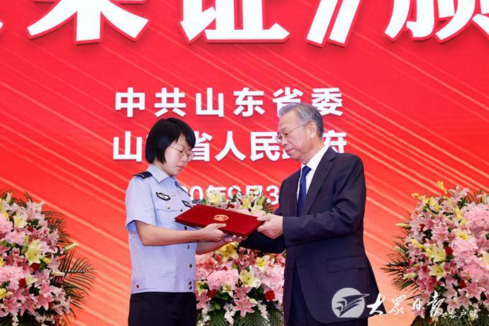 省委省政府举行烈士光荣证颁授仪式