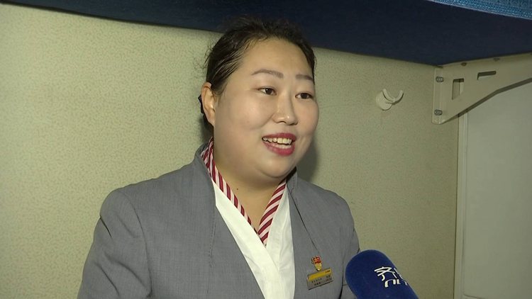 暖心！准妈妈火车上突然生产 广播员变身接生员