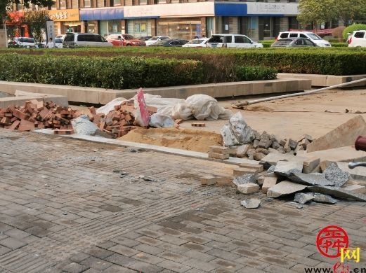 【啄木鸟在行动】历下区舜华路南口公交站附近有渣土和建筑垃圾裸露