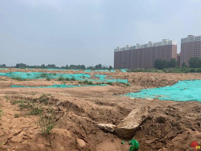 【啄木鸟在行动】国泰鑫城附近渣土未覆盖 防尘措施不到位