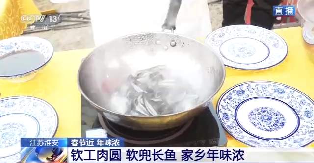 火龙表演辞旧岁 逛年货市集喜庆热闹
