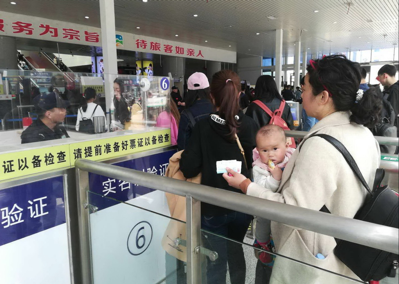 假期结束，大批旅客离开济南踏上归途