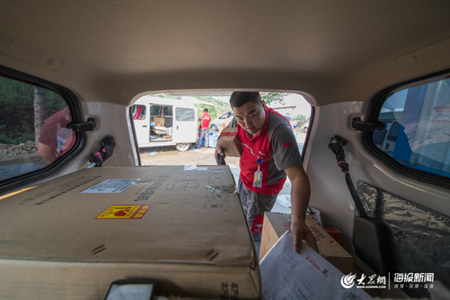 35℃下的快递小哥：每天一百个件，跑200公里