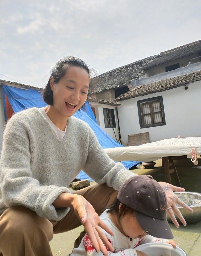 朱丹晒女儿背影照 侧颜呆萌可爱 菜地拔萝卜画风可爱