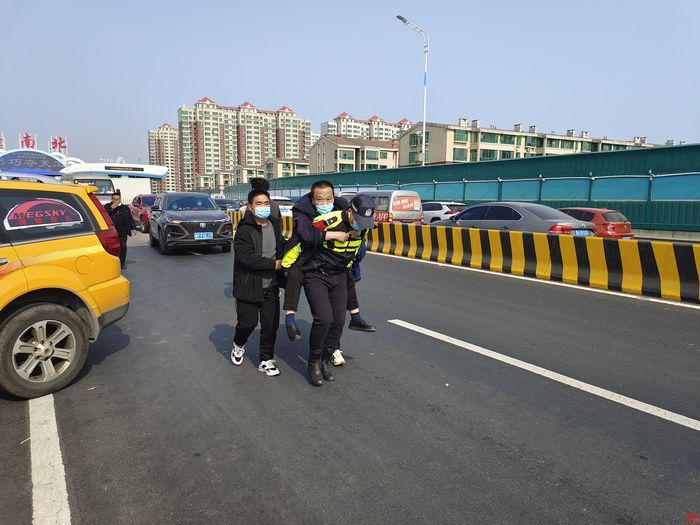 山东好人济南市公安局交通警察支队城市高架路大队：“你只管踩油门，剩下的交给我们”