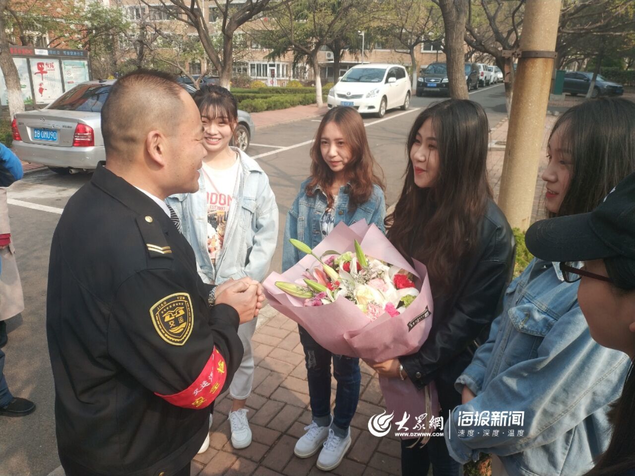 青岛理工大学五名大学生路遇身体不适老人  一路搀扶送至医院