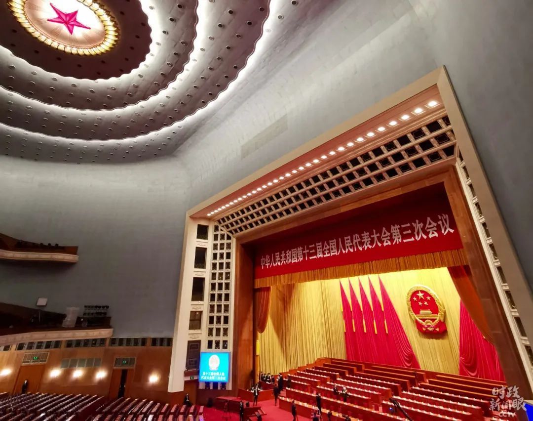 特殊时期的全国两会，立起中国笃定前行的路标